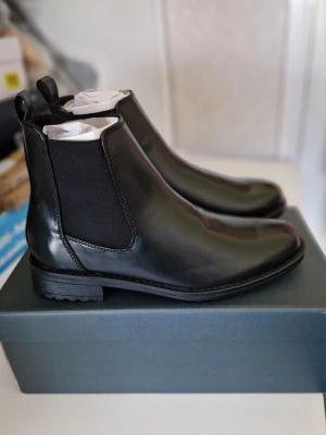 Oanvända Herr kängor Storlek 40 - Helt nya i storlek 40. Pris 600 kr. Skickar spårbart och försäkrat mot porto. Inga byten eller returer. Säljer även ett par i storlek 41 på min profil. 