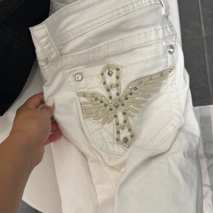Vita miss me jeans (RESELL) - ”Vita miss me jeans i storlek w31 men skulle säga det är storlek eu 38 då det är min storlek o de sitter perfekt på mig! Säljs inte längre och denna modellen är svår att hitta.” (RESELL) säljer om dem passade inte mig, men dem är supersnygga! (Straight)