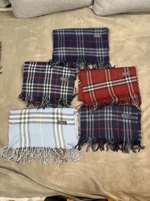 5 st burberry halsdukar - 5 st burberry halsdukar i fint skick! Alla för 499 kr. Ifall du vill köpa 1,2,3 stycken är det bara att höra av dig! 