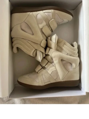  Isabel Marant skor i färg ecru - Hejjj, säljer dessa isabell Marant skor i färgen ecru som är köpta på isabell Marants hemsida för ca 5700, kvitto kan skickas vid förfrågan. Skorna är i storlek 37 och är i stort sätt nytt skick(Bara testade inomhus). Skriv vid minsta fundering eller liknande. Priset är inte fast så pruta på❤️❤️