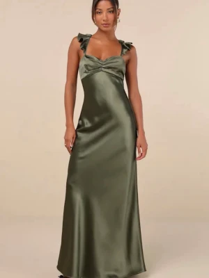 grön balklänning i satin  - säljer denna suuperfina olivgröna klänning i satin från Lulus!💚 passar perfekt till balen! storleken är xs. klänningen är endast testad på, annars helt oanvänd med lappen kvar. pris 1099!😚