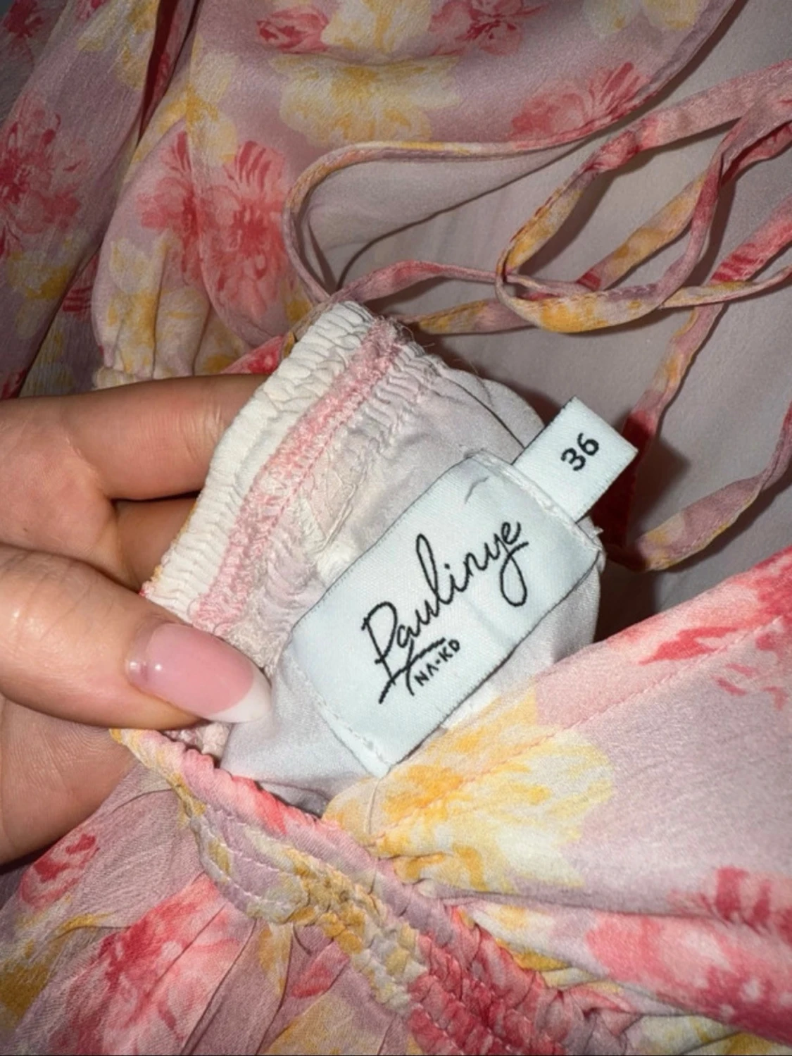 Blommig kortklänning med volang - 4