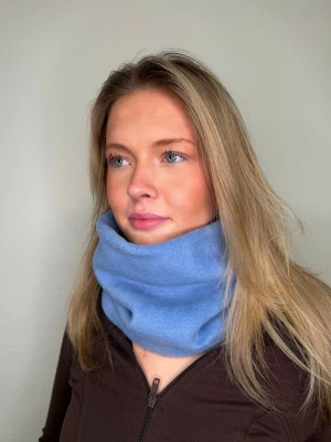 Ljusblå fleecehalsduk - Mjuk och skön ljusblå tubhalsduk, vändbar med reflex på insidan!