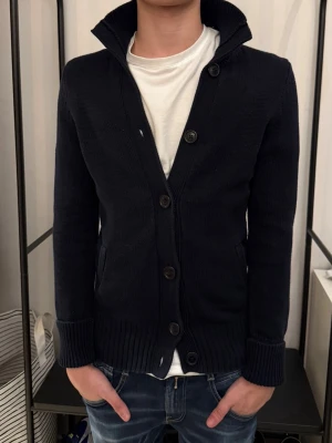 Gant cardigan - Gant cardigan - storlek xs - skick 8/10 - killen på bilden är 173 - fler frågor? Kontakta mig