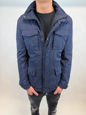 Woolrich Jacka  - Hej! Säljer nu denna väldigt snygga och eftertraktade Woolrich Fieldjacka!  Jackan är slutsåld överallt och går inte att få tag på… jackan är perfekt nu till vintern Storlek S  Ny pris: 6000 kr Säljs för: 1299 kr