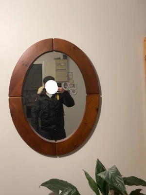 Svart dunjacka med pälskrage Parajumpers - Snygg svart dunjacka från Parajumpers med stor pälskantad huva och gul detalj vid halsen. Jackan har lång ärm, flera fickor och patch på ärmen. Perfekt för kalla vinterdagar och riktigt varm. Pris kan diskuteras 