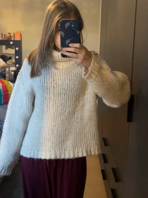 Stickad polotröja  - Mysig stickad polotröja med av avslappnad finish, har jätte fina glittriga detaljer längs ärmarna/kanterna. St 158/164 i barn men passar xs/s! Nyskick 💓