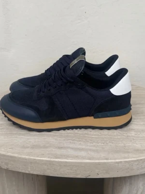 Valentino Rockrunners - Säljer mina Valentino Rockrunners då jag är sugen på något annat. Skorna är i ett mycket bra skick och är bara använda under en kortare tidsperiod. De har inga synliga slitningar eller defekter och är väl omhändertagna | Bara att höra av sig vid frågor! Pris 2600