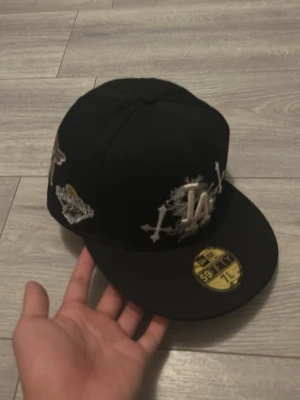 LA custom keps - Keps ok? Dm om bilder eller frågor ok? Storlek 58.7cm 7 3/8 ok? 