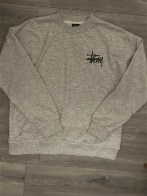 Stusy tröja - Grå stussy tröja. Dm om frågor eller bilder. Storlek M baggy