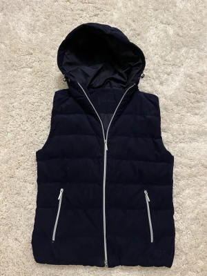 Navy Manchester Väst  - Säljer nu min fina manchester väst|| Inga defekter ✅ || grym till sommar / vår / höst! || eftertraktad ||