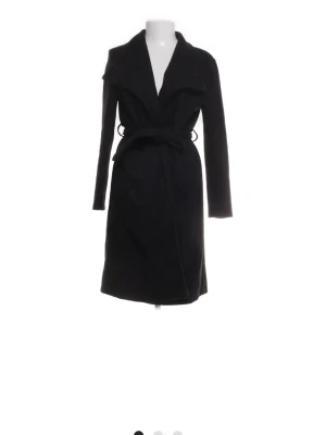 Svart lång kappa  - Stilren svart kappa! 