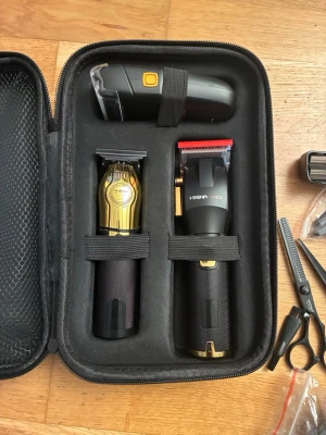 Professionellt trimmer- och klipperset - Snyggt set med tre elektriska hårtrimmers och klippmaskiner i svart och guld, levereras i en praktisk hård väska. Inkluderar detaljerad trimmer med digital display, klippmaskin med röd kam och tillbehör som sax och kammar. Perfekt för styling och grooming.