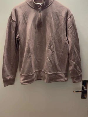 Zara Half-Zip Sweatshirt – Size S – Mauve Pink - Stylish half-zip sweatshirt from Zara in size S. Purchased several years ago but only worn a few times, so it’s still in very good condition with no stains or damage.  Soft and comfortable material, perfect for everyday wear or layering during cooler seasons. The muted mauve/pink color gives it a clean, minimalist look that’s easy to style.  Feel free to message me if you have any questions 😊
