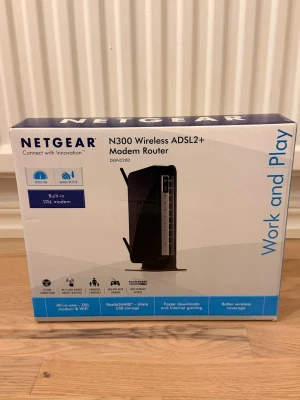Netgear N300 Wireless ADSL2+ Router - Netgear N300 Wireless ADSL2+ modemrouter (modell DGN2200) i svart plast. Ger trådlöst internet via ADSL och har inbyggt modem. Utrustad med flera portar och USB för ReadySHARE. Perfekt för snabbare surf och gaming hemma. Allt på bilden skickas med. 