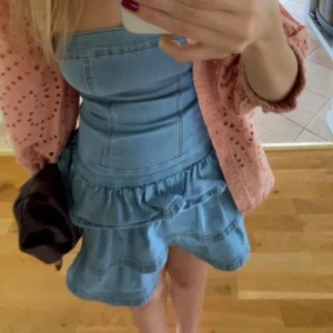 Blå jeansklänning med volanger - Säljer en jättesnygg jeansklänning då den är förliten och använd endast en gång av mig men köpte på plick💕