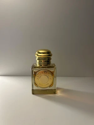 Burberry Goddess parfym  - Burberry Goddess parfym i en lyxig fyrkantig glasflaska med guldfärgat lock och detaljer. 30 ml se bild för mängd kvar köpt för 1025kr på kicks 