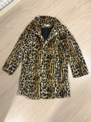 Leopardmönstrad pälsjacka H&M - Säljer en snygg leopardmönstrad pälsjacka från H&M i storlek 36. Jackan har klassisk krage, lång ärm och är fodrad med svart tyg på insidan. Perfekt statement-plagg för dig som vill sticka ut.
