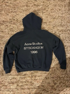 Mörkblå hoodie Acne Studios - Säljer en skit fet acne studios hoodie. Hör av er vid frågor. Pris är ej hugget i sten 🪨 