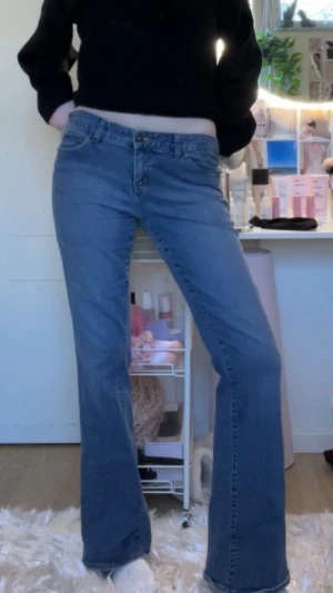 lågmidjade tommy hilfiger bootcut jeans  - Säljer dessa jättesnygga lågmidjade tommy hilfiger bootcut jeans. Köpta second hand för 500 kronor och är i jättebra skick med skitsnygga fickor.💕💕Storlek saknas men passar bra på mig som är 170cm och vanligtvis bär S-M. 