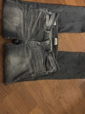 Grå pepe jeans - Säljer ett par grå  pepe jeans med snygg tvätt och  . Jeansen har bootcut passform.  Sitter lowwaist (small)