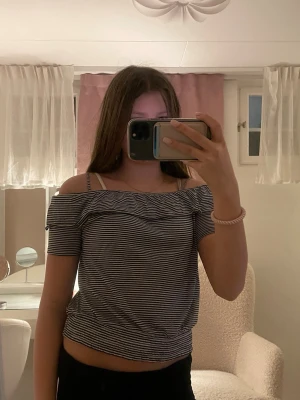Randig offshoulder topp❣️ -  Superfin topp perfekt För sommaren💗💐 ganska stor i storleken tycker jag💗