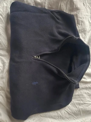 ***Mörkblå halvzip från Polo Ralph Lauren*** - Mörkblå tröja från Polo Ralph Lauren med halv dragkedja och diskret broderad logga på bröstet. 