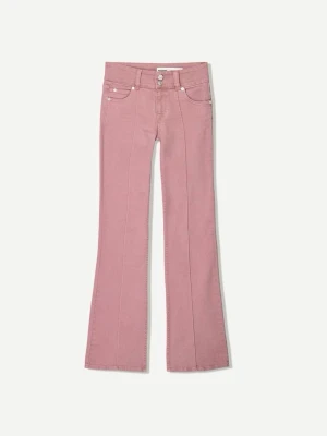 Rosa bootcut jeans med hög midja - Snygga rosa utsvänga jeans från bershka! De är typ helt oanvända o har slutat säljas! Strl 32💗
