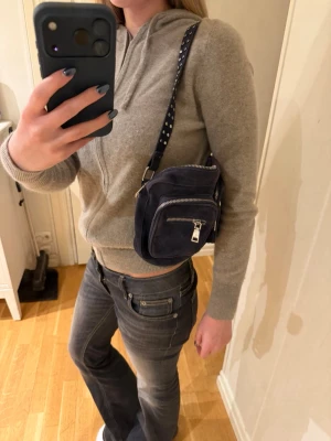 Noella väska - Säljer en mörkblå väska från noella! Avtagbar axelrem så man kan välja om man vill ha väskan på axeln eller runt midjan! Skriv om ni är intresserade