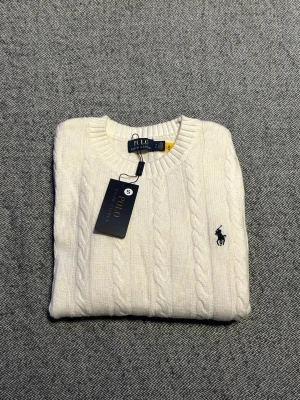 Kabelstickad Ralph Lauren tröja - Helt ny kabelstickad Ralph Lauren tröja. Hör gärna av dig om du har frågor eller vill se fler bilder. Pris kan diskuteras vid smidig affär 🤝 