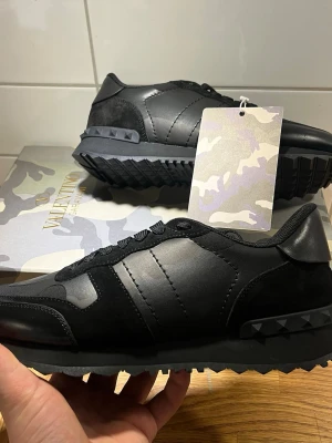 Valentino rockrunners - Tja, säljer dessa valentino rockrunners, perfekt nu till vintern ❄️⛄️  De är helt nya och har aldrig varit använda. Allt og ingår! Har du någon fundering är det bara att fråga! ✅