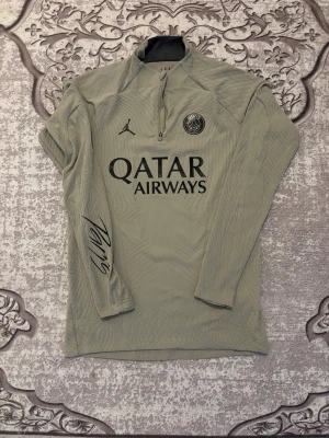 PSG halv zip  - Riktig skönt och är väldigt bekväm på kroppen.  Den är är i väldigt bra skick och vid frågor skriv. Priset inte i hugget. Lite noppar 