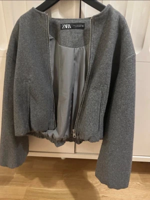 Jacka Zara  - Superfint aldirg använt jacka från Zara. Inga defekter alls!