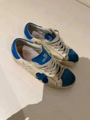 The gallerist skor blå - Ett par schyssta the gallerist skor i storlek 39 med en ljusblå färg. Jag själv tycker dem är väldigt snygga och jag kan själv inte ha dem pga för små för mig!! Priset kan diskuteras!!!