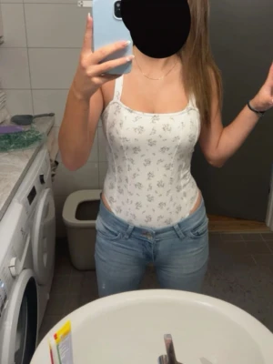 H&M Body  - Färg: Vit, lila, grön Mönster: Små blommor  Storlek: S Märke: H&M  Perfekt för sommaren! Jätte snygg men kommer inte till användning längre.🌸🌷🌼