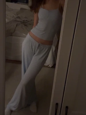 Ljusgrått loungewear-set med linne - Mysigt loungewear-set i ljusblå med prickar. Linnet i storlek Xs o byxor i S