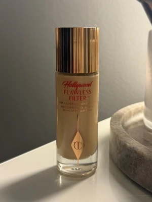 Charlotte Tilbury flawless filter foundation - Säljer min Charlotte Tilbury flawless filter i nyansen 1. Köptes i december. Är jättefin under smink för extra glow eller som foundation om man önskar mindre täckning. Nypris: 600 kr. Hör gärna av dig vid frågor❤️