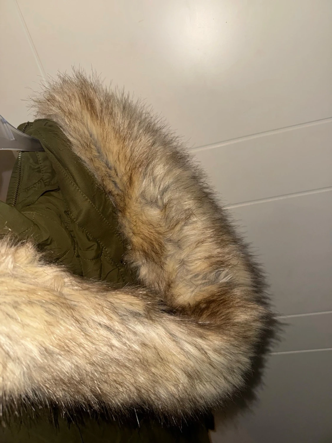 Olivgrön parkas med fuskpäls - 5