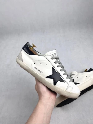 Golden goose skor Super-Star vit svart  - Tjena!! Säljer nu dessa extremt feta Golden goose Super-Star för det lilla priset av 2199kr! Skorna är helt nya och aldrig använda!🙌 Bara att skriva vid minsta fråga!🤩