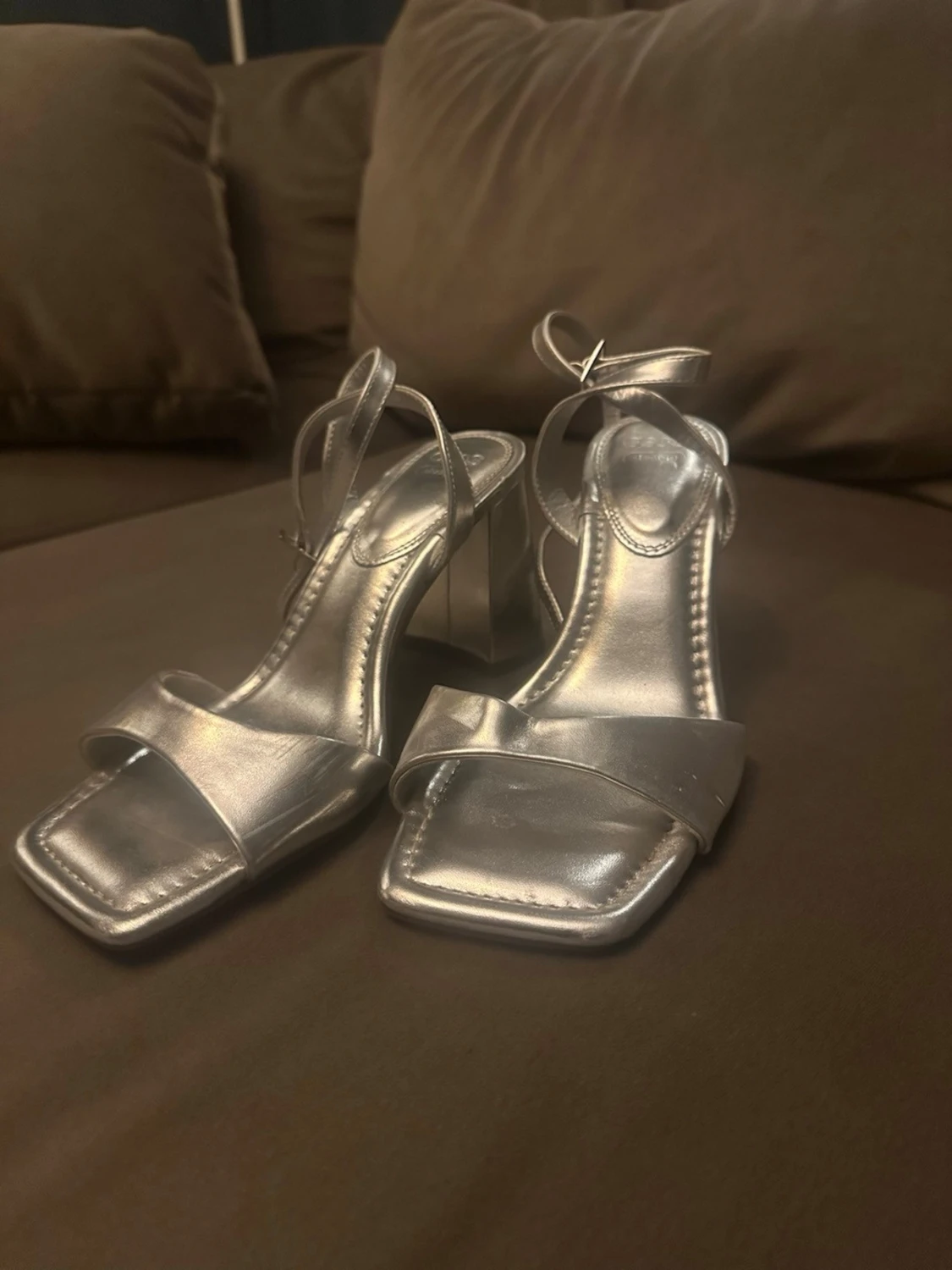 Silvriga sandaler med klack och remmar - 1