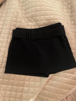 Svart byxkjol med bälte - Snygg byxkjol med bälte som tyvärr har blivit för små, endast använd en gång💖