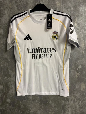 Real Madrid Mbappé fotbollströja - Medium - helt ny medium otrolig kvalité. Real Madrid hemmatröjan för denna säsong. PRISET EJ HUGGET I STEN