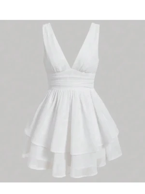 Vit  kortklänning med volang / studentklänning  - Supersöt vit kortklänning med omlott och djup v-ringning. Klänningen har bred midja och flera lager volang i kjolen som ger en flowy känsla. Ärmlös design och lätt material, perfekt student/sommar/midsommar… säljer pga att ja inte kan lämna tillbaka