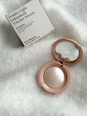 Rare beauty highlighter  - Öppnade locket bara för att visa att den är helt oanvänd.