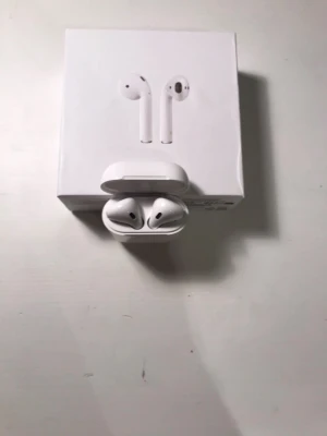 Apple AirPods 2 - Säljer ett par Apple AirPods i mycket fint skick, komplett med originalförpackning, laddningskabel och manualer. Trådlösa hörlurar med smidig laddningsetui. Perfekt för musik, samtal och träning. Inga synliga repor eller skador.