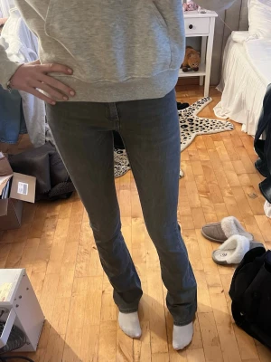 Bootcut jeans - Säljer jeans ifrån only i storlek xs/34. De är midwaist. På ena benet finns en liten färg fläck som man kan se på siste bilden utöver det är dom jättefina!💕
