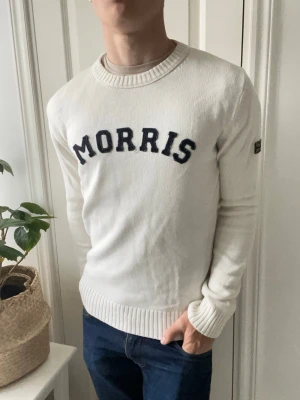 Morris tröja stickad vit  - Morris tröja stickad vit , modellen är 180 cm 75 kg och bär storlek M. Passar honom väldigt bra, defekter: minimalt ustretchad vid midjan, liten reva i mitten som ni ser 🫡