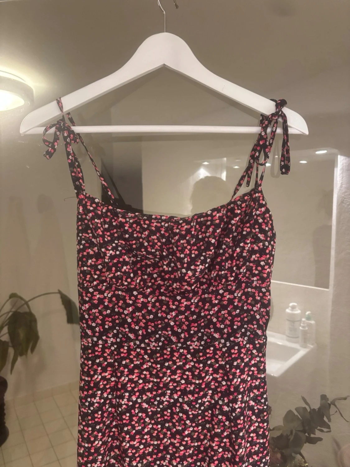 Blommig kort klänning med knytband