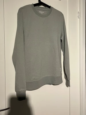 Grön sweatshirt från Jack & Jones - Säljer en stilren grön sweatshirt från Jack & Jones Essentials. 