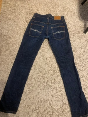  Nudie Jeans - thin finn - Säljer ett par mörkblå jeans från Nudie Jeans i modellen thinn finn. Jenssen är i storlek 29/32. Paketet fraktats samma dag som köp eller dagen därpå 